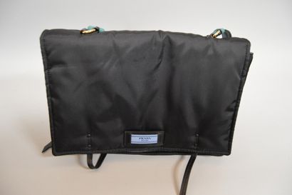 null PRADA MILANO

Sac besace en tissu nylon noir la bandoulière en cuir bleu canard

Avec...