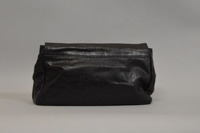 null CHLOE

Sac à rabat en cuir noir à poignées en plastique transparent cerclées...