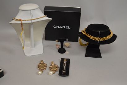 null CHANEL

Lot de bijoux comprenant :

- 2 pendentifs en métal doré pierres et...