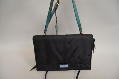 null PRADA MILANO

Sac besace en tissu nylon noir la bandoulière en cuir bleu canard

Avec...