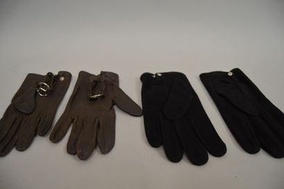 null Ensemble de deux paires de gants HERMES : 

- une paire en cuir suédé noir fermée...