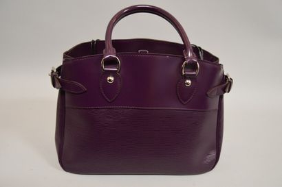 null LOUIS VUITTON 

Sac à main PASSY rigide à deux anses en cuir épis violet 

Très...