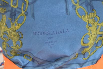 null HERMES 

sac modèle Soie Cool, en soie imprimée "brides de gala" et cuir orange...