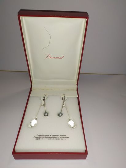 null BACCARAT, France. Paire de pendants d'oreilles formés d'une perle grise et d'une...
