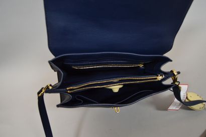 null Lot de deux sacs à main :



VALENTINO

Sac trapèze à soufflet en bandoulière...