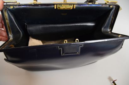 null HERMES VINTAGE

Sac à main modèle "404" en cuir bleu marine, avec sa clef.

Environ...