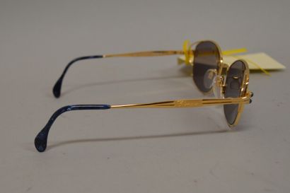 null CHOPARD

Paire de lunettes de soleil la monture en métal doré décorée de deux...