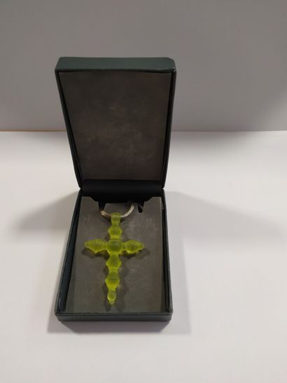 null DAUM, France. pendentif en croix en pâte de verre vert absinthe, avec son collier...