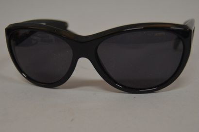 null Ensemble de deux paires de lunettes de soleil : 

- une paire la monture noire...