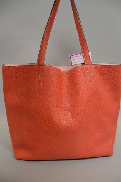 null HERMES

Sac cabas modèle "Double sens" de couleur rose corail, l'intérieur rose...