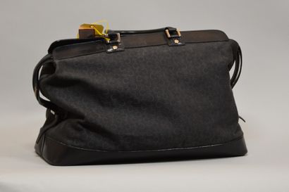 null CELINE

Sac de voyage en tissu noir siglé et cuir noir, à deux anses 

32x45x18,5...