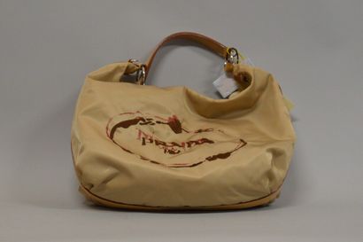 null PRADA

Sac porté épaule à une anse, en nylon beige brodé du sigle, l' anse en...