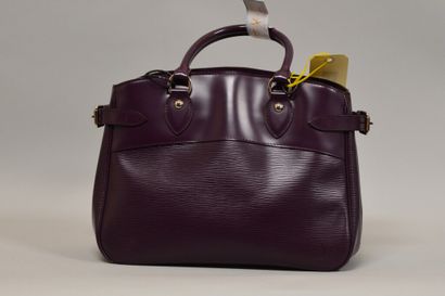 null LOUIS VUITTON 

Sac à main PASSY rigide à deux anses en cuir épis violet 

Très...