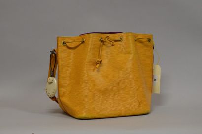 null Louis VUITTON 

Sac seau " Noé" en cuir épis jaune 

25,5x25x19,5 cm environ

Etat...