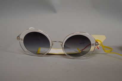 null CHANEL

Paire de lunettes de soleil rondes la monture blanc/transparent, dans...