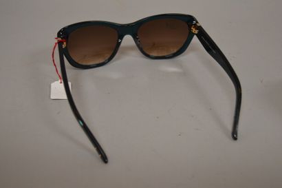 null Ensemble de deux paires de lunettes de soleil : 

- une paire la monture noire...