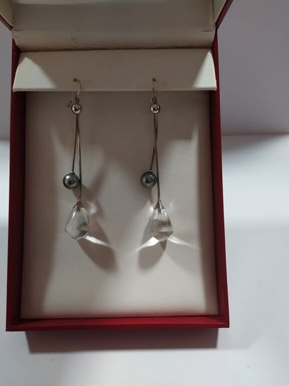 null BACCARAT, France. Paire de pendants d'oreilles formés d'une perle grise et d'une...