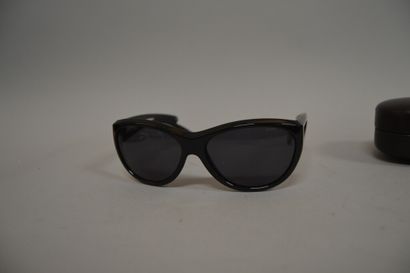 null Ensemble de deux paires de lunettes de soleil : 

- une paire la monture noire...