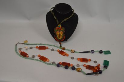 null Lot de 3 colliers fantaisie

- un en jade et perles de couleur

- un en argent...