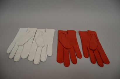 null Ensemble de deux paires de gants de la maison CHANEL :

- une paire de gants...