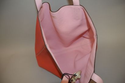 null HERMES

Sac cabas modèle "Double sens" de couleur rose corail, l'intérieur rose...