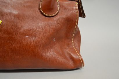 null CHLOE

Sac baril forme sacoche à anses courtes en cuir grainé marron décoré...