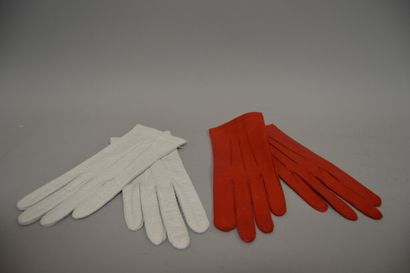 null Ensemble de deux paires de gants de la maison CHANEL :

- une paire de gants...