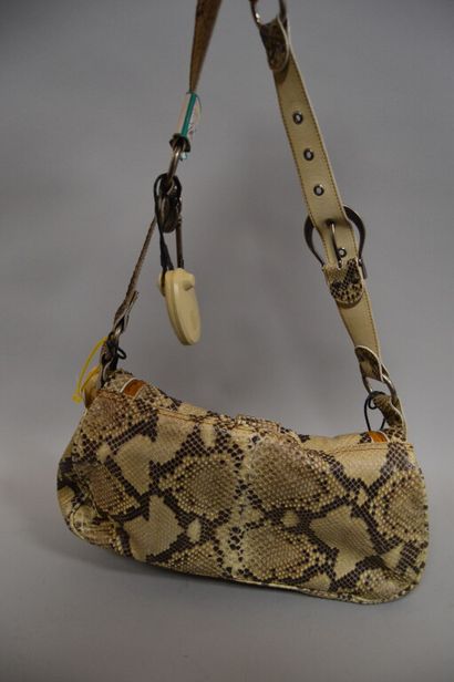 null DIOR 

Sac porté épaule "SADDLE". Sac double en cuir effet serpent, à une anse,...