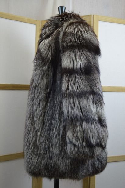 null Veste / manteau court en renard gris à ramage noir. 

Taille 38/40