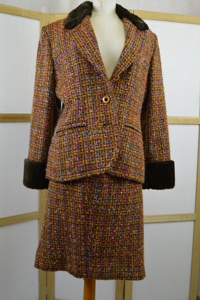 null YVES SAINT LAURENT (variation). 

Ensemble tailleur veste et jupe en tweed ocre/vert/rose/bleu....