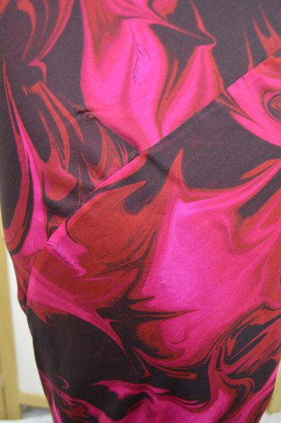 null GUCCI. 

Robe fourreau longue sans manches en soie à motif abstrait en rose,...
