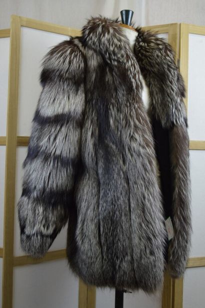 null Veste / manteau court en renard gris à ramage noir. 

Taille 38/40
