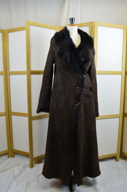 null GEORGES RECH 

Manteau en peau lainé marron foncé et intérieur noir, boutonnage...