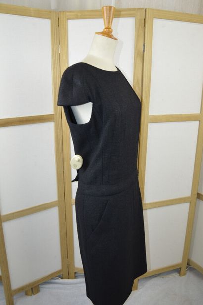 null CHANEL

Robe manche courte noire, le devant croisé.

T.36