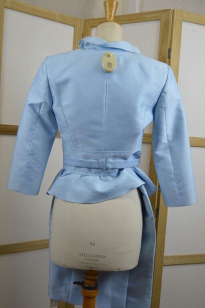 null VALENTINO

Ensemble veste et jupe droite en soie bleu ciel. 

Taille 40/4 (it)...