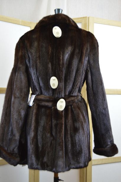 null ZAPA

Manteau/veste courte en vison marron foncé avec sa ceinture. 

Taille...