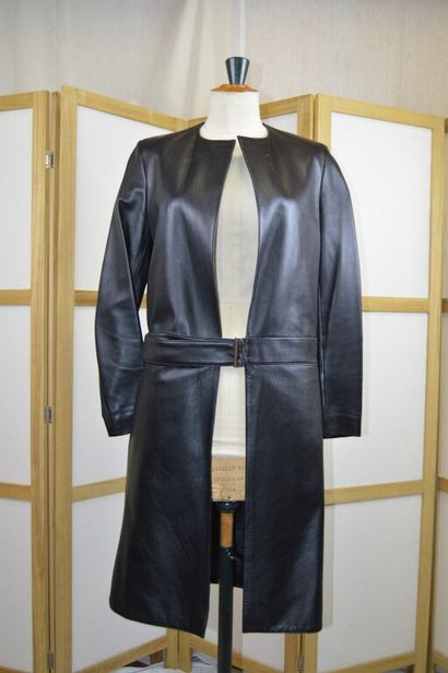 null DIOR

Veste longue en cuir d'agneau noir, ceinture.

Sans étiquette de taille,...