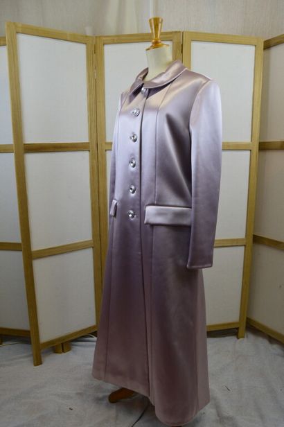 null CHLOE.

Manteau long de cérémonie en satin parme, col rond, boutonnage droit,...