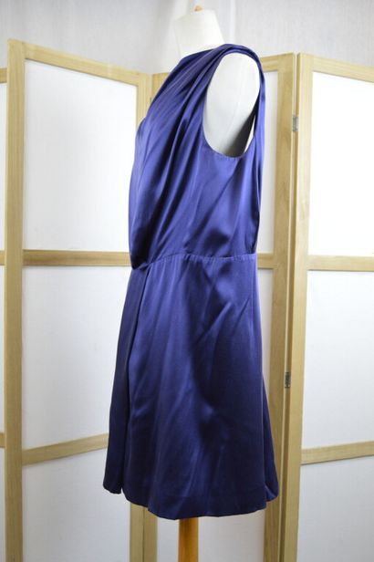 null MAISON RABIH KAYROUZ

Robe drapée sans manches en soie bleu marine. 

Taille...