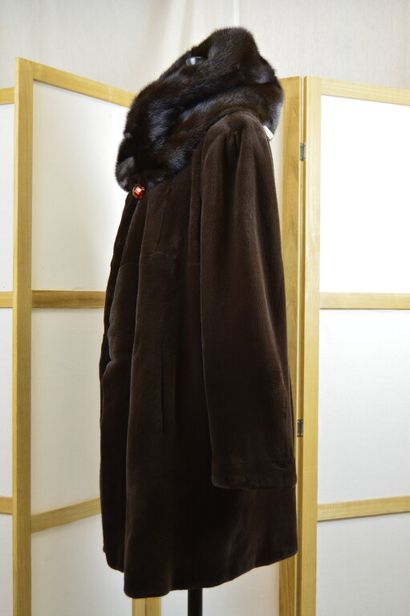 null ROMAGNA FURS (Italie)

Manteau ¾ à capuche en vison rasé marron

Taille 44 sur...