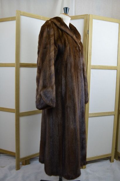 null SAGA MINK

Manteau long en vison marron lunaraine. 

Taille 38/40