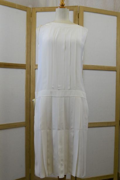 null CHANEL

Robe sans manche en soie écrue plissée style année 1920-1930.

T.38

(tâches...