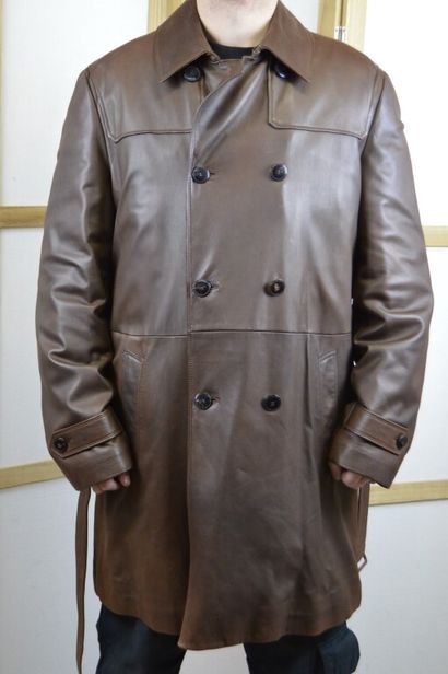 null LORO PIANA

Trench d'homme en cuir marron avec ceinture

Taille 52