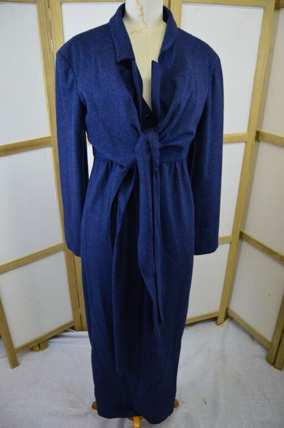 null CHANEL BOUTIQUE

Robe longue à manches longues en lainage bleu chiné, avec un...