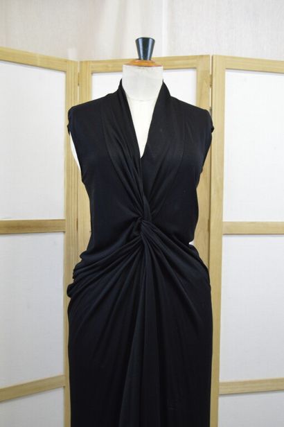 null YVES SAINT LAURENT. 

Robe en jersey noir sans manche, le devant noué. 

Sans...