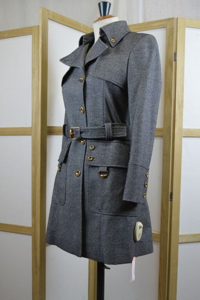 null GUCCI

Manteau/trench en lainage gris boutonnage doré assorti de son gilet sans...