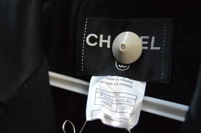 null CHANEL

Veste à manches longues croisée en crêpe noir, col en partie en satin...