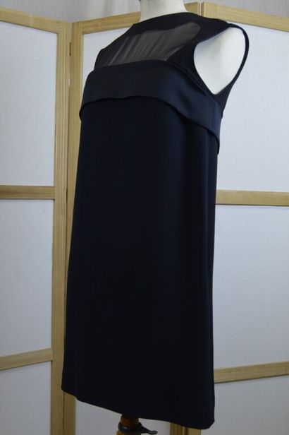 null CELINE

Robe sans manche en crêpe noir le haut transparent avec une basque en...