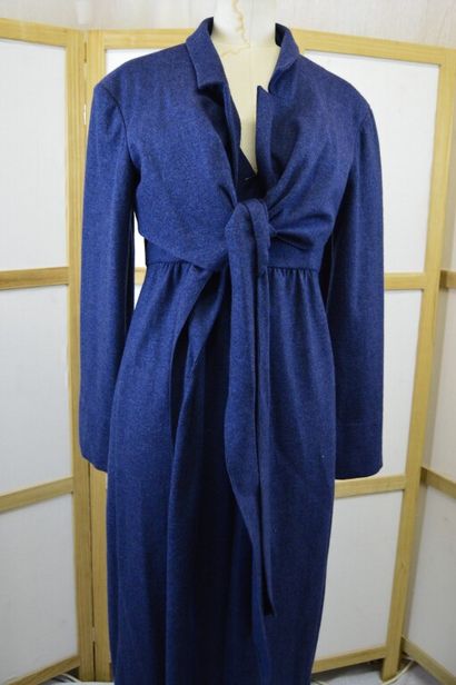 null CHANEL BOUTIQUE

Robe longue à manches longues en lainage bleu chiné, avec un...