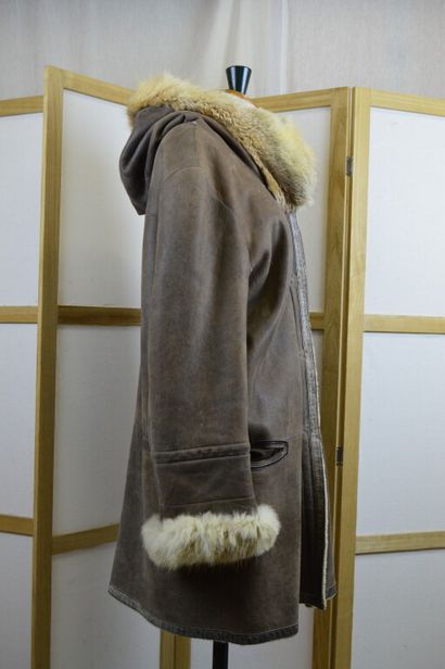 null DAREL

Manteau en peau lainée réversible taupe avec capuche dont les bords sont...